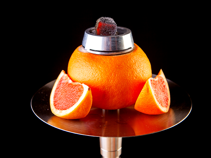 фото кальяна с чашей из грейпфрута с углем